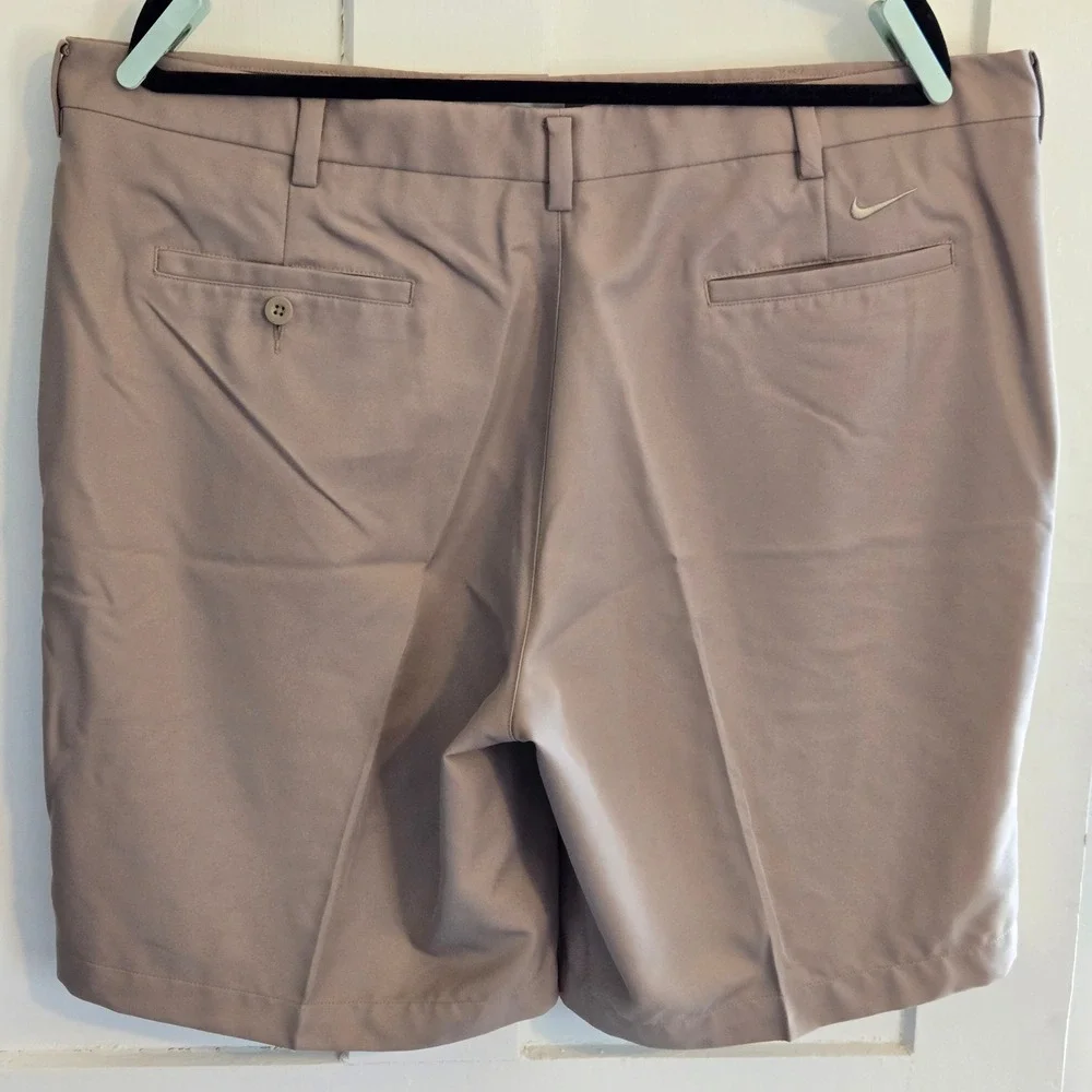 Nike Men's Beige Khaki Pleated Front Golf Shorts Sz. 40 in Inseam 9.5 in Dri Fit